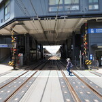 Donto Koi Ya - 線路にまたがった感じの和田町駅駅舎