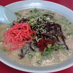 Ramen Chinraku - きくらげラーメン¥650に、紅生姜と唐辛子を追加したところ