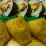 光本料理店 - 助六、出てきて我慢たまらず太巻き一個食べちゃった(>_<)