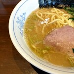 横浜家系ラーメン 中島家 - 豚骨感が強めでコクのあるスープ。