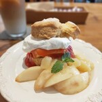 CAFE KATEMAO - 料理写真:桃のビスケットサンド　ジューシーな桃にタワーのようなビスサン。どこを食べても美味しい♡