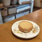 CAFE KATEMAO - おまけのクッキー。ぶ厚くてバター感たっぷり。めっちゃ好み♡