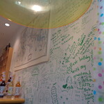 cafe WAKAKUSA - 店内の壁
