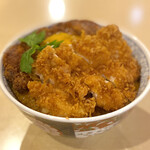 餃子マフィア - 閉じないカツ丼＋チキンカツ、黄身 トッピング