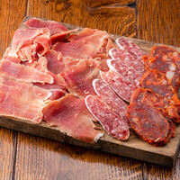 スペイン産生ハムとサラミ盛合せ