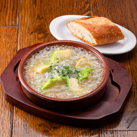 釜揚しらすとアボカドのアヒージョ