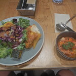 健康スタジオ&レストラン ワクパク - 左の皿もメインじゃないんです。