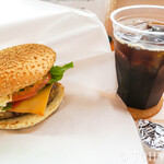hapi cafetta - ベーコン＆チーズバーガーのMサイズと、ブレンドコーヒーのアイス。