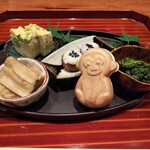日本料理 弥のまる - 八寸：左上から時計まわりに……枝豆入り擬製豆腐、石川小芋の衣かつぎ、叩き蕨とモズク、サクランボ白和え入り最中、煮穴子とそうめん南瓜。