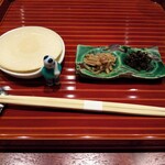 日本料理 弥のまる - 突きだし：ミルク煎餅に自家製なめ茸と 塩昆布高菜。
