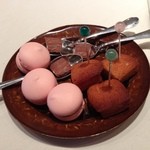 ラ・バレンヌ - 最後珈琲と一緒に　冷やしたチョコ、マカロン、マドレーヌ