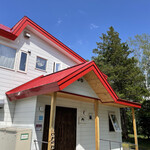 Shittokoko - 青い空に映える赤い屋根