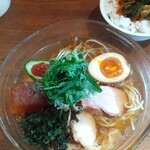 麺処 びぎ屋 - びぎ屋の冷やし醤油らーめんとニラ飯