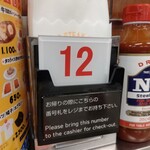 ジャッキー ステーキハウス - 席へ案内される際に渡される番号札を置ける卓上のホルダー