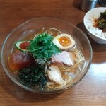 麺処 びぎ屋 - びぎ屋の冷やし醤油らーめんとニラ飯