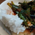 麺処 びぎ屋 - ニラ飯一口