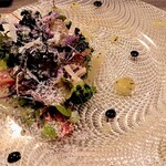 神戸炉釜工房 - サラダ　削りたてのパルメジャーノにキュウイのドレッシング