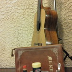 アデリータ - 201303　アデリータ　卓上Itemの後ろには・・・Guitar(゜o゜)！