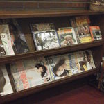 アデリータ - 201303　アデリータ　店内観察（本棚には女性誌が多いね(゜o゜)？老眼鏡も置いてあります。