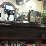 アデリータ - 201303　アデリータ　店内観察（本棚の上は・・・レジ。奥に厨房が見えます(゜o゜)