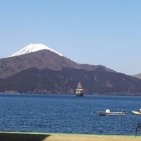 イル・ミラジィオ - お店の前は芦ノ湖 先には富士山