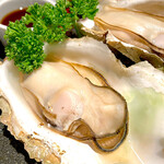 くつろぎの和食個室居酒屋 響き 恵比寿本店 - 殻付き牡蠣のおろしポン酢　680円