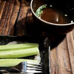 焼鳥丸万 - きゅうりと鳥スープはセットで出てきます。