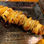 炭火塩焼鶏 たまい - 皮串 143円(税込)(2022年6月30日撮影)