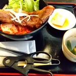 高屋敷肉店 - ステーキ丼 990円 ♪