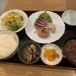 和食居酒屋いすず - ◆ ワラサの刺身とネギトロ定食　950円
            サラダ、ごはん、味噌汁、小鉢、お新香