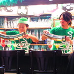 シェイクツリー バーガー＆バー - フレアバーテンダーショーのカクテル出来上がり