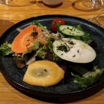 Yasaiga Oishii Resutoran Rongingu Hausu - ディナーコースのなかで１番低価格な４皿コースディナー5800円。彩り野菜のサラダはボリュームありました。食べてる途中の写真です。この他に温野菜のお皿がありましたが写真なし。