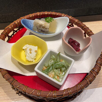 おたる政寿司 新宿店 - 茎わかめのサラダ、梅肉、真鯛の煮凝り、クリームチーズ豆腐