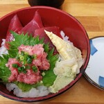 かどのめし屋 海鮮食堂 - ラーメンミニ丼セットの鮪丼