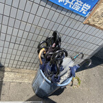 ラーメン二郎 - 客に寄り添う(爆)、日傘のサービス