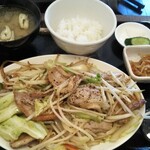 わ楽 - 肉野菜炒め定食880円＋肉だけW(140円)