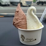 夢ジェラート - 料理写真:ダブル400円の生チョコ＋100円とマルカン(バニラ)＋100円＝600円