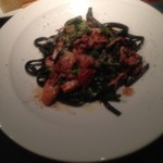 osteria LIU - イカ墨を練りこんだ"ｼｬﾗﾃｨｴｯﾘ”ｲｶ丸ごとｿｰｽと菜の花を添えて