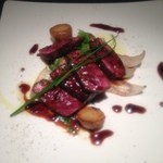 osteria LIU - 牛ｶﾙﾋﾞの塊のﾛｰｽﾄ、新ｼﾞｬｶﾞと新玉葱と共に柑橘風味のﾊﾞﾙｻﾐｺｿｰｽで