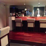 osteria LIU - 店内はこじんまりとﾃｰﾌﾞﾙ席が８席とｶｳﾝﾀｰ６席