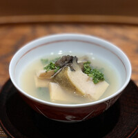 肉割烹 上 - お椀
                鹿児島大名竹/蒸し鮑/花山椒
                鮑、蛤、しじみ、あさりで取ったスープ