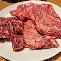 ビーフキッチン 渋谷店 - (左より)特選ハラミ、リブ芯、上タン