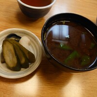 喜太八 - 天丼2,100円の漬物と赤出汁✨自家製の糠漬けが美味しい✨呑んべぇさんたちは追い醤油されていました。赤出汁には大きな蛤と三つ葉入り♪山椒の風味も。