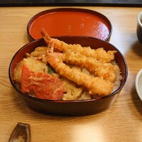 喜太八 - 別の日の天丼2,100円(漬物、赤出汁つき)✨タネは海老、穴子、蓮根、獅子唐、玉葱、紅生姜♪程よく白いご飯がみえる所が好みですが熱々の天つゆも別皿で下さいました。