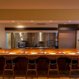 【カウンター席有り】広々とした空間の中、お寛ぎください。