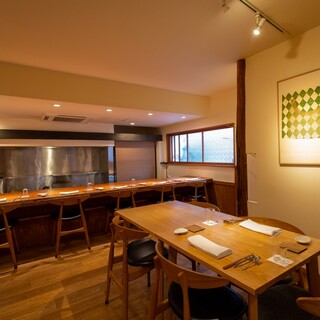 【テーブル席有り】広々とした空間の中、お寛ぎください。
