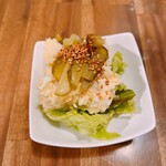 立ち飲み居酒屋ラクミ - ピクルス乗ったポテサラ