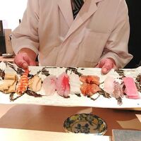 寿司と日本料理 銀座 一 - 本日の寿司種を見せて下さるの(^^♪