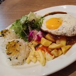 Hawaiian Cafe & Restaurant Merengue - ロコモコ。ハンバーグは平たいハードタイプ？ソースは甘めで黄身との相性抜群！