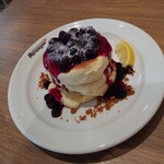 Hawaiian Cafe & Restaurant Merengue - ブルーベリーソースに絞ると爽やかさアップ(*^^*)